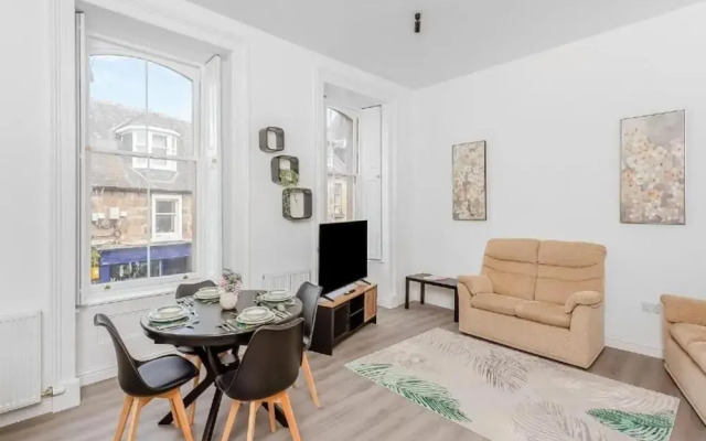 Family - Central - Parking - Wifi - Sleeps 4