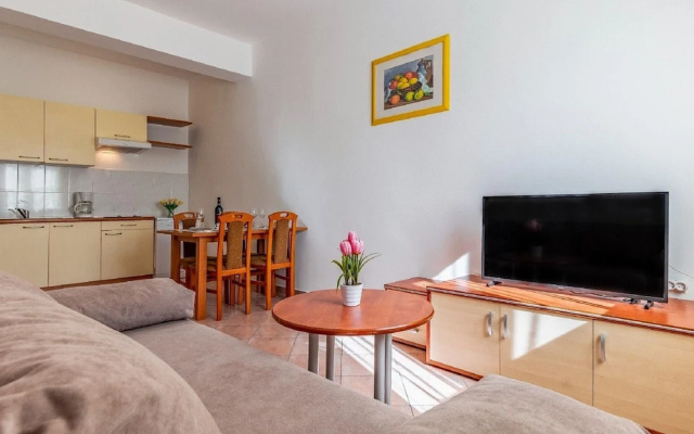 Attractive Apartment in Banjole near Fratarski Otok Island