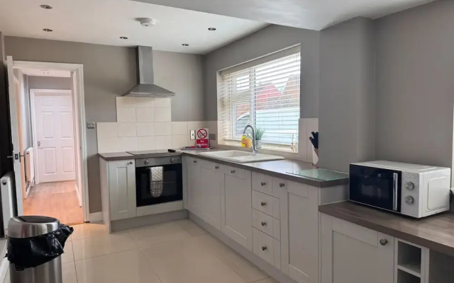 Pet-friendly - 2 Bedrooms Bungalow hot tub Parking