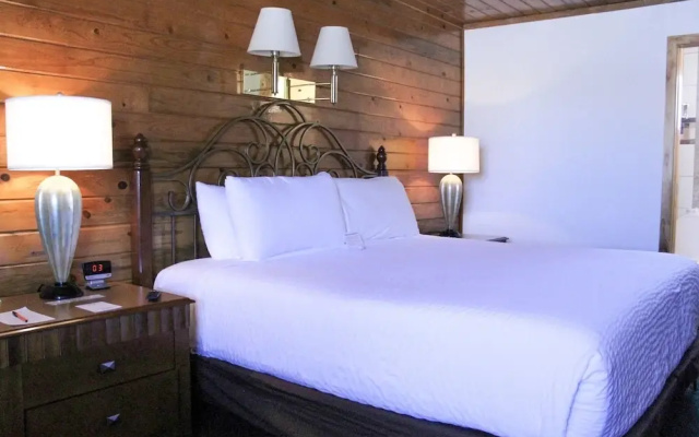 Whispering Sands Motel