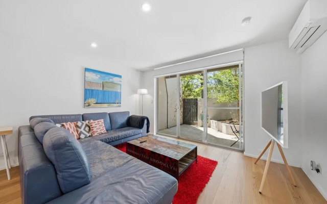 Spacious Bright Apartment With Courtyard and BBQ