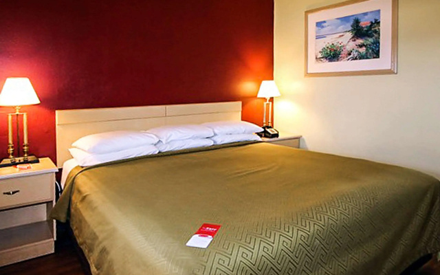 Econo Lodge Inn & Suites Maingate Central