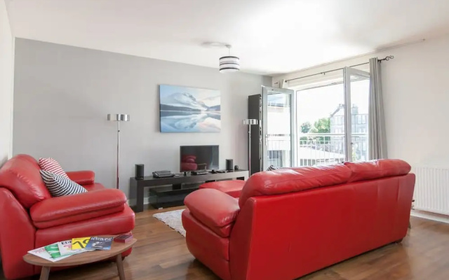 Bright, Contemporary Edinburgh Flat With Parking!