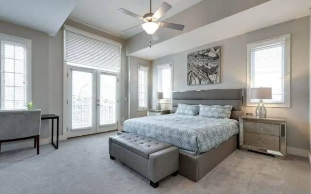 Dolly Would - Near Music Row King Beds