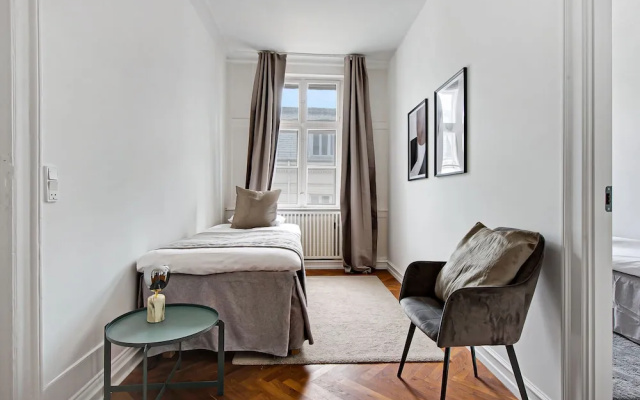 Square - Spacious 6-bdr Apt Near Nyhavn