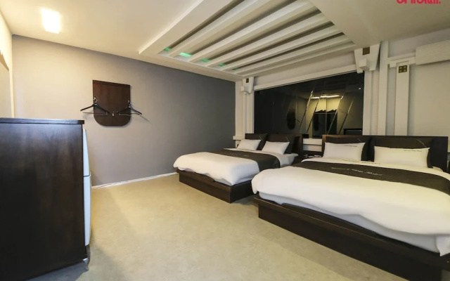 Garden Bay Hotel