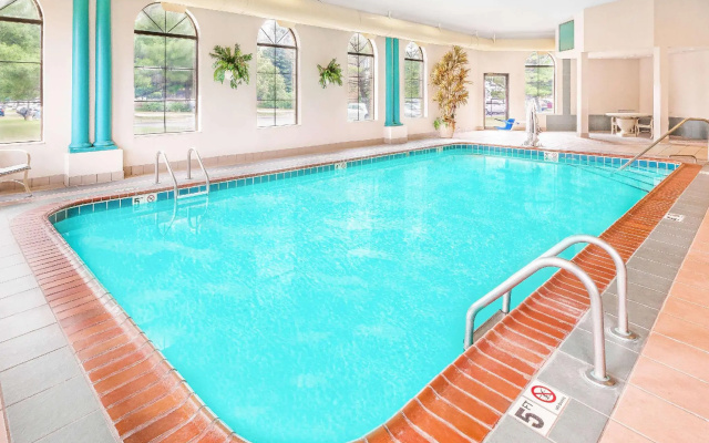 Days Inn and Suites Kalamazoo