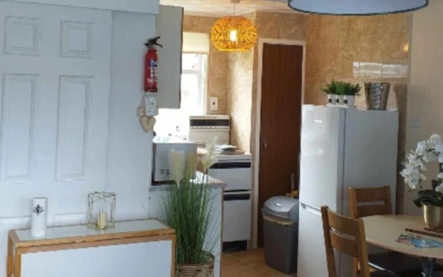 2 Bed Chalet Sleeps 5 - Pets, Parking, Near Beach