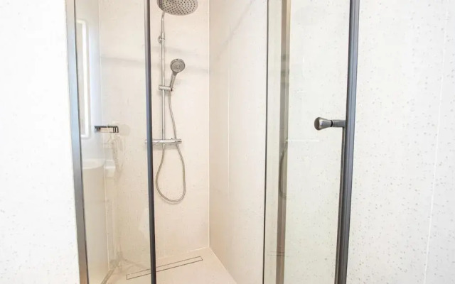 189/77 2BR Beachfront Seaview Pool Access