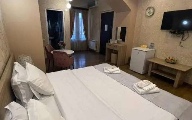 Deluxe Double room (full double bed) · Sanapiro Tbilisi — photo 9