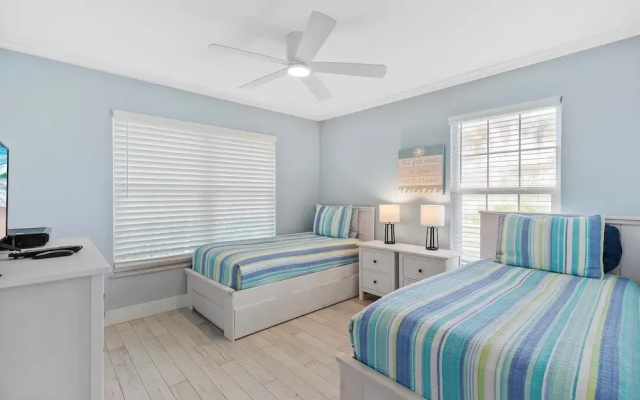 Colony Beach Club 101