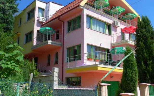Отель Villa Mari Guest Rooms вид на фасад