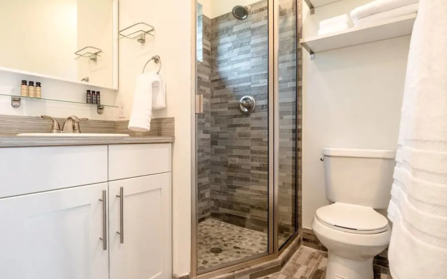 East Side 2 BR Bungalow by Domio