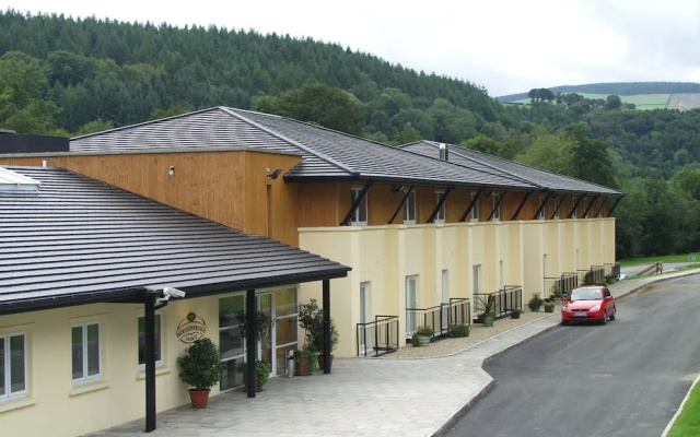 Woodenbridge Hotel & Lodge