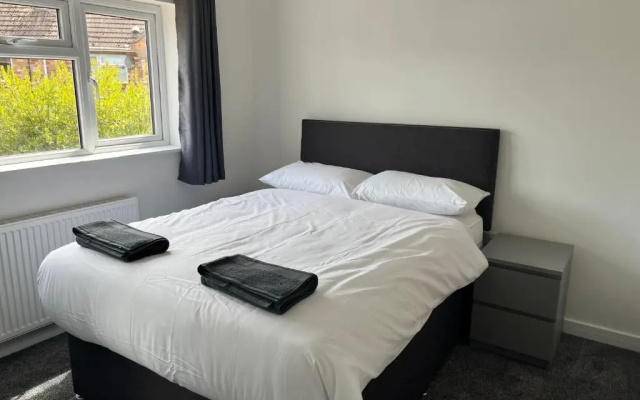 House - Sleeps 14, Onsite Parking & Pets Allowed