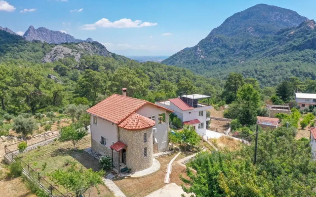 Secluded Villa with on Mountainside in Antalya