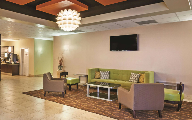 La Quinta Inn & Suites by Wyndham Angleton