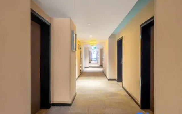 Yiyi Hotel (Chengdu West Railway Station Peifeng Road Subway Station)