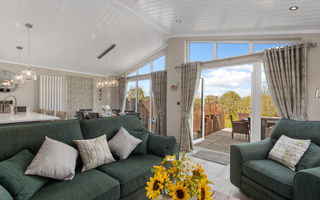 Trevelyn Lodge - Luxury Lodge Hot Tub Close to Beach