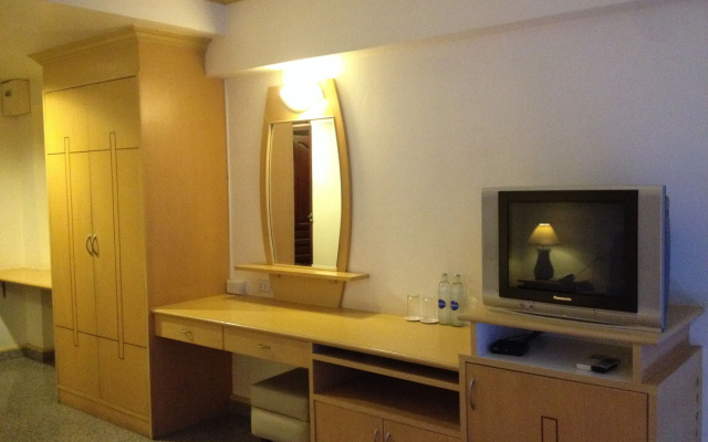 Maneerote Hotel Surin