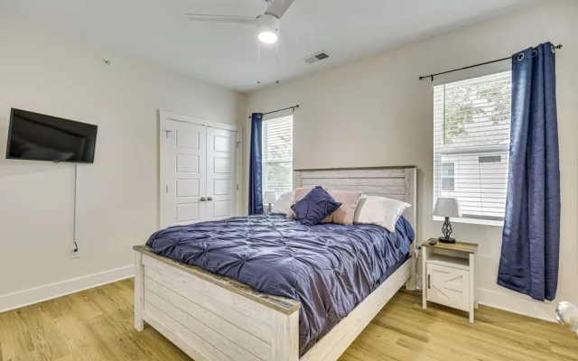Walk to Riverfront District: Bright Wilmington Apt