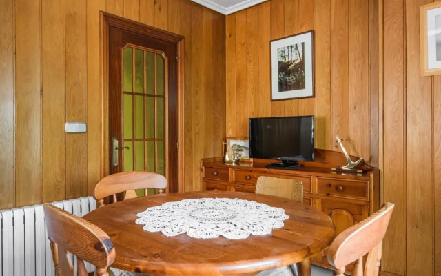Casa marinera con piscina y jardín.