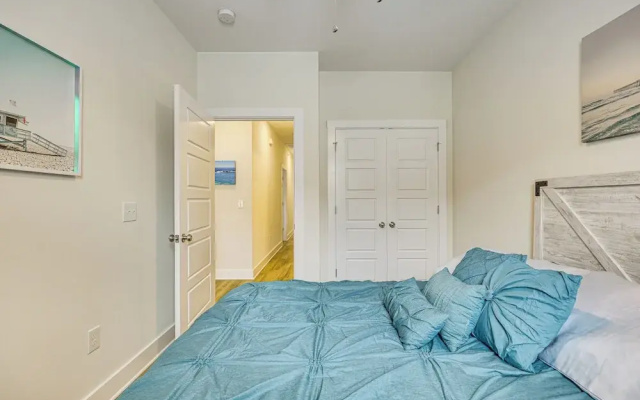 Walk to Riverfront District: Bright Wilmington Apt