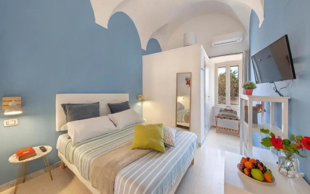 Relais il Chiostro Historic Courtyard and Panoramic Terrace near Sorrento