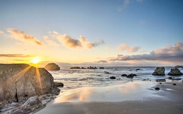 Spacious Bandon Getaway - 2 Blocks to Ocean!
