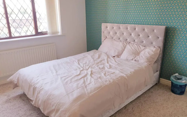 Lovely 4-bed , 3 Bath Villa in Bolton, Manchester