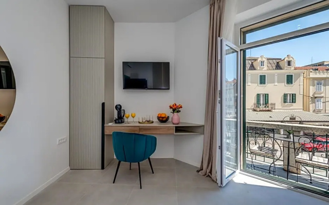48 Rooms Split