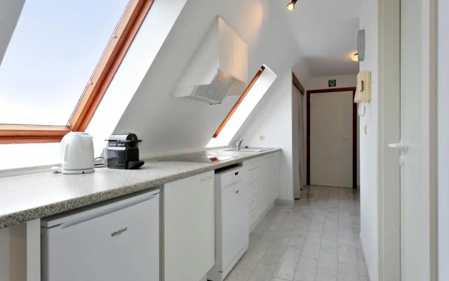 Warm Lofty and Spacious Studio