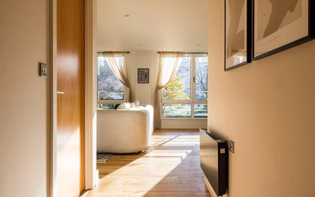 The Crystal Quarters - Modern Bright 2bdr Apartment