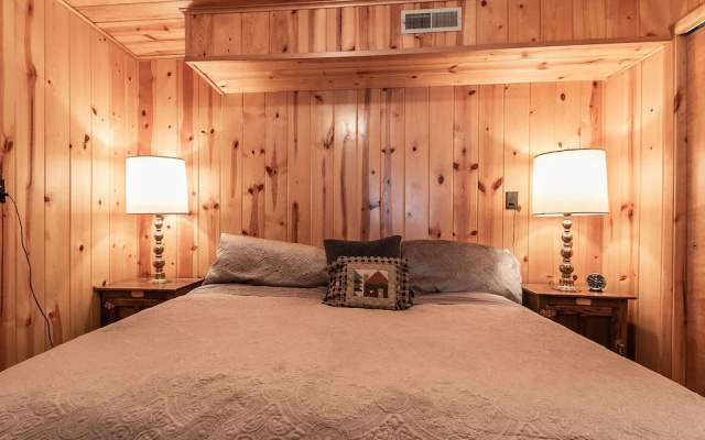 Stunning Lake Views and Hot Tub - Exquisite Family Retreat