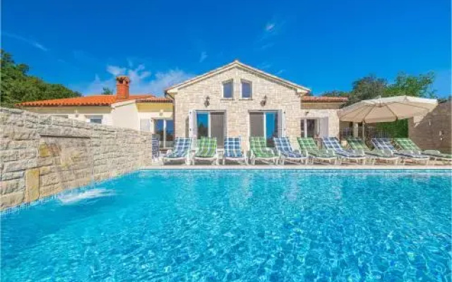 Six Bedroom Holiday Home in Medulin