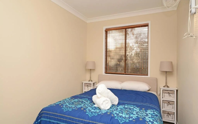 Silver Springs 6br Luxury Homestead with Wifi, Pool. Fireplace, Views, Olives and Space