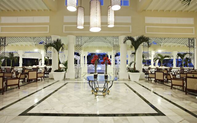 Отель Luxury Bahia Principe Ambar - Adults Only All Inclusive Доминикана, Пунта Кана - отзывы, цены и фото номеров - забронировать отель Luxury Bahia Principe Ambar - Adults Only All Inclusive онлайн вид на фасад