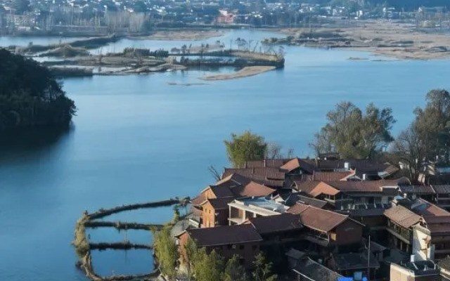 Leisure Courtyard Lake View Homestay