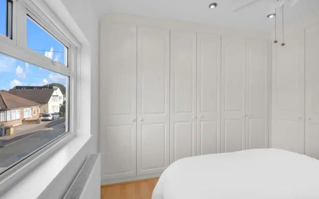 4 Bed - Sleeps 8 - Free Parking - Garden