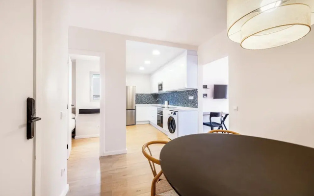 AinB Barcelona Sants Apartments