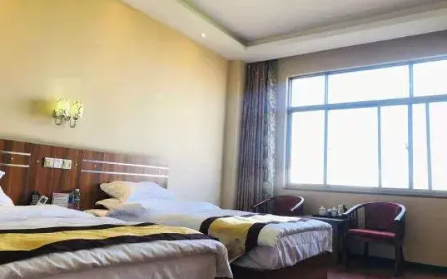 Heqing Tianyi Business Hotel