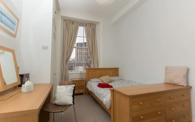 Spacious, Bright 5-br Flat for 10 in Edinburgh