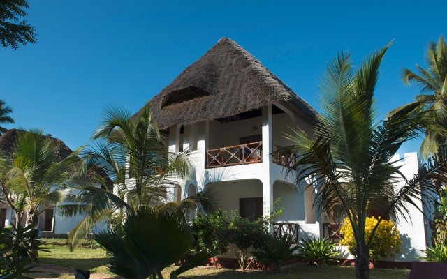 Отель Uroa Bay Beach Resort Танзания, Понгве - 1 отзыв об отеле, цены и фото номеров - забронировать отель Uroa Bay Beach Resort онлайн вид на фасад