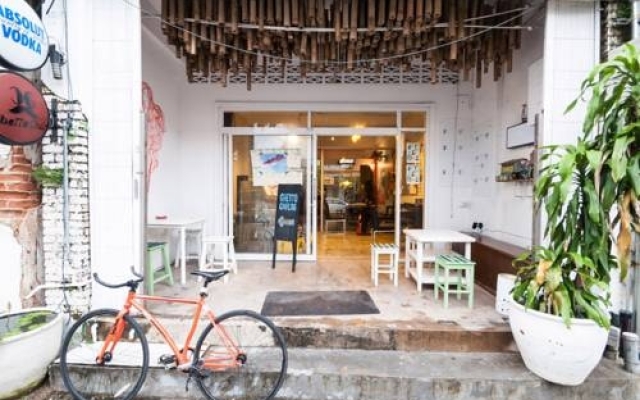 Отель Phuket Ghetto Child Hostel Таиланд, Пхукет - отзывы, цены и фото номеров - забронировать отель Phuket Ghetto Child Hostel онлайн вид на фасад