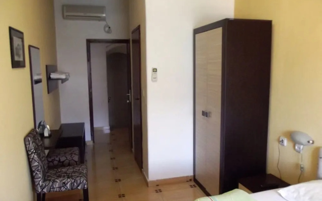 Apartment and Rooms Antun