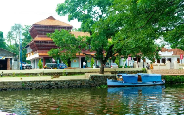 Sisir Palace Backwater Resort