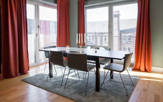 Spacious 2BR Central Glasgow Flat for 4