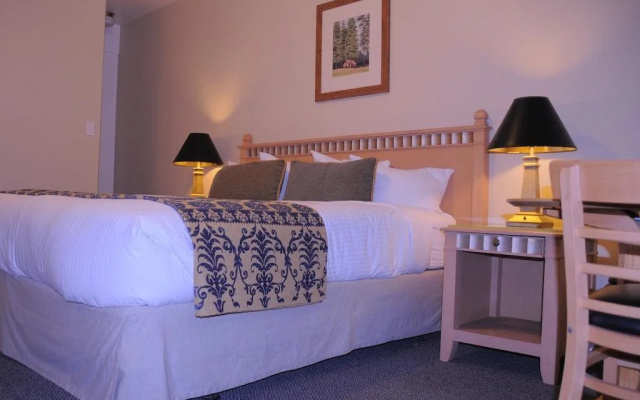 Rio Nido Lodge at the Russian River