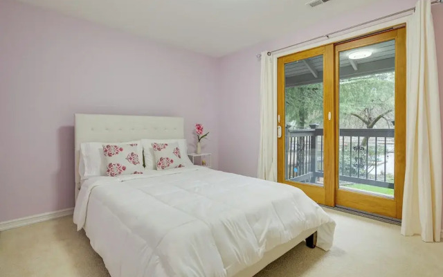 Lake-view Woodinville Retreat w/ Hot Tub + Theater