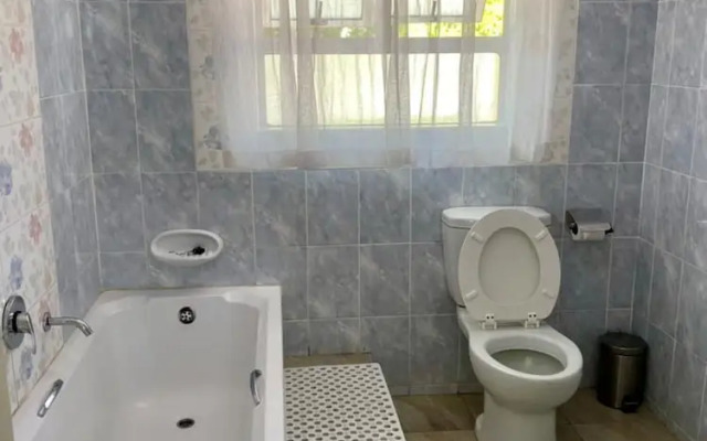 Poolside Executive Suite Near Airport - 2322